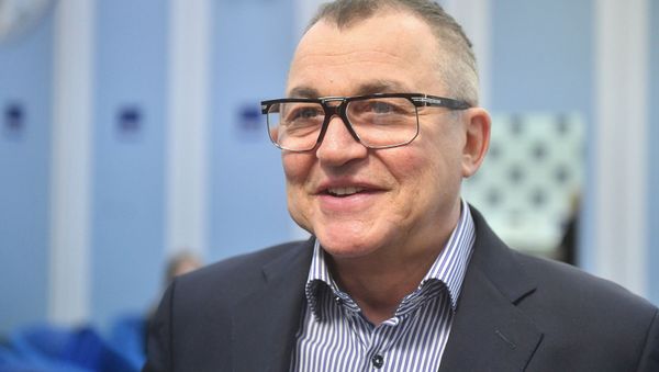 Член Академии российского телевидения Дмитрий Дибров во время вручения основателю и первому президенту Академии российского телевидения Владимиру Познеру специальной награды в честь 25-летия академии (20 декабря 2019). Москвa - Sputnik Армения