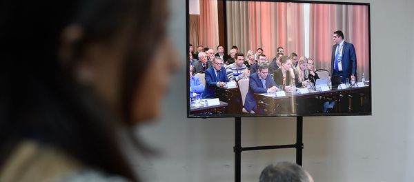 Журналисты в пресс-центре наблюдают за заседанием Федерации футбола Армении (23 декабря 2019). Еревaн - Sputnik Армения