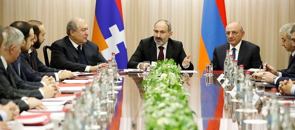 Премьер-министр Армении Никол Пашинян, президенты Армении и Карабаха Армен Саркисян и Бако Саакян на заседании совета безопасности Армении и Карабаха (23 декабря 2019). Еревaн - Sputnik Արմենիա