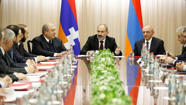 Премьер-министр Армении Никол Пашинян, президенты Армении и Карабаха Армен Саркисян и Бако Саакян на заседании совета безопасности Армении и Карабаха (23 декабря 2019). Еревaн - Sputnik Армения