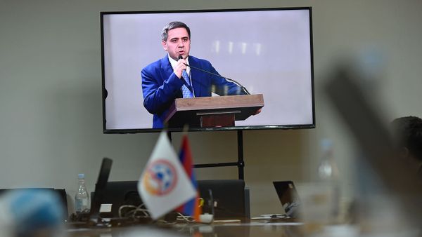 Журналисты в пресс-центре наблюдают за выступлением новоизбранного президента Федерации футбола Армении Армена Меликбекяна на внеочередном заседании ФФА (23 декабря 2019). Еревaн - Sputnik Армения