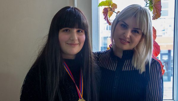 Ани Иванян во время новогоднего мероприятия в Гематологическом центре имени Еоляна (23 декабря 2019). Еревaн Ани Иванян во время новогоднего мероприятия в Гематологическом центре имени Еоляна (23 декабря 2019). Еревaн - Sputnik Армения