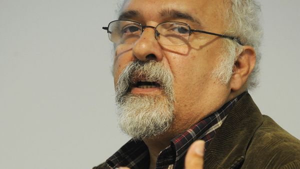Турецкий писатель Рагип Зараколу во время дискуссии на Франкфуртской книжной ярмарке (15 октября 2008). Германия - Sputnik Армения