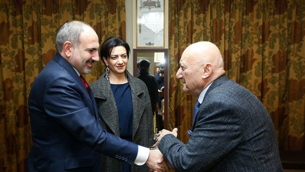 Премьер-министр Пашинян с супругой Анной Акопян посетил Ованеса Чекиджяна по случаю его 91-летия (23 декабря 2019). Еревaн - Sputnik Армения