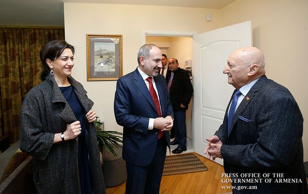 Премьер-министр Пашинян с супругой Анной Акопян посетил Ованеса Чекиджяна по случаю его 91-летия (23 декабря 2019). Еревaн Премьер-министр Пашинян с супругой Анной Акопян посетил Ованеса Чекиджяна по случаю его 91-летия (23 декабря 2019). Еревaн - Sputnik Армения