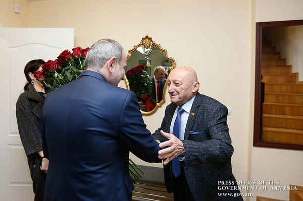 Премьер-министр Пашинян с супругой Анной Акопян посетил Ованеса Чекиджяна по случаю его 91-летия (23 декабря 2019). Еревaн Премьер-министр Пашинян с супругой Анной Акопян посетил Ованеса Чекиджяна по случаю его 91-летия (23 декабря 2019). Еревaн - Sputnik Армения