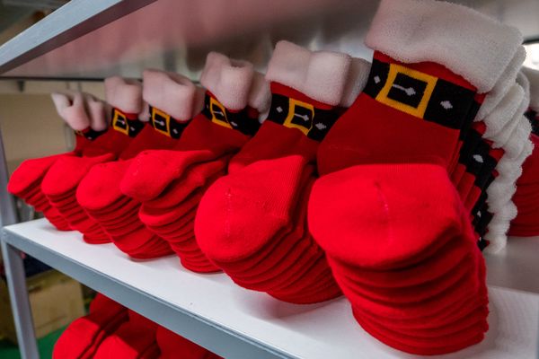 Производство носков с новогодней тематикой Производство носков с новогодней тематикой - Sputnik Армения