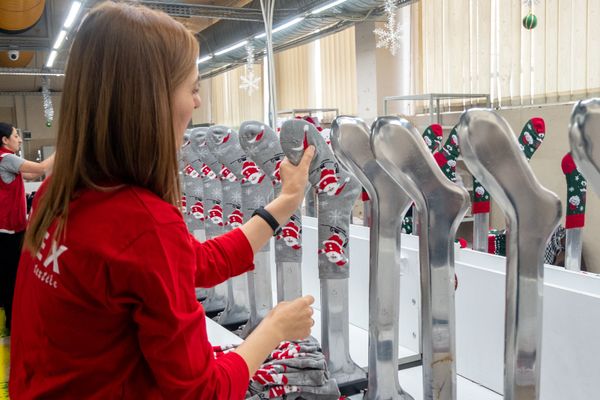 Производство носков с новогодней тематикой Производство носков с новогодней тематикой - Sputnik Армения