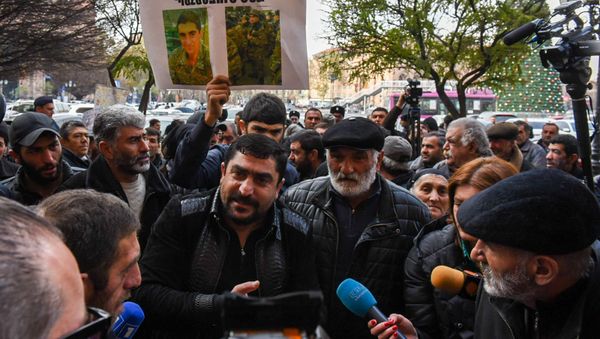 Родственники погибщего солдата Артура Аджамяна на акции протеста перед Домом правительства (26 декабря 2019). Еревaн - Sputnik Արմենիա