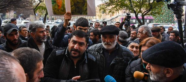 Родственники погибщего солдата Артура Аджамяна на акции протеста перед Домом правительства (26 декабря 2019). Еревaн - Sputnik Արմենիա