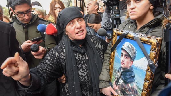 Родственники погибщего солдата Артура Аджамяна на акции протеста перед Домом правительства (26 декабря 2019). Еревaн Родственники погибщего солдата Артура Аджамяна на акции протеста перед Домом правительства (26 декабря 2019). Еревaн - Sputnik Армения