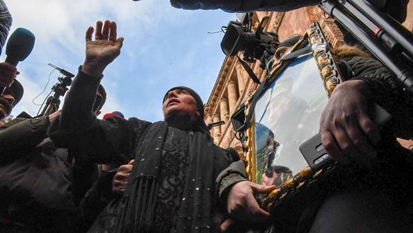 Родственники погибщего солдата Артура Аджамяна на акции протеста перед Домом правительства (26 декабря 2019). Еревaн Родственники погибщего солдата Артура Аджамяна на акции протеста перед Домом правительства (26 декабря 2019). Еревaн - Sputnik Արմենիա