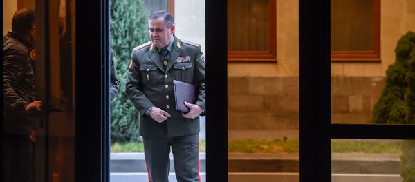 Начальник Генштаба ВС Армении Артак Давтян перед началом пресс-конференции по итогам года (26 декабря 2019). Еревaн Начальник Генштаба ВС Армении Артак Давтян перед началом пресс-конференции по итогам года (26 декабря 2019). Еревaн - Sputnik Արմենիա
