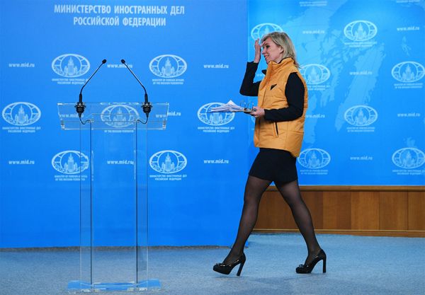 В поддержку Sputnik Эстония: Захарова пришла на брифинг в непраздничной униформе - Sputnik Армения
