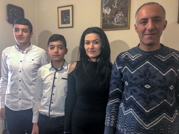 Волшебный пазл на Новый год: две гюмрийские семьи переехали из времянок в свои квартиры - Sputnik Армения