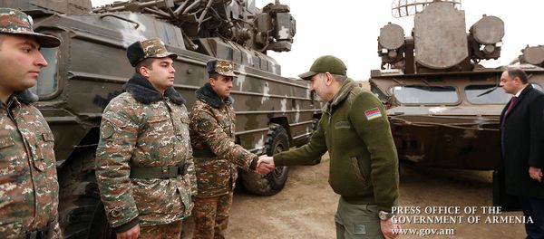 Премьер-министр Никол Пашинян во время посещения воинской части (27 декабря 2019).  - Sputnik Армения