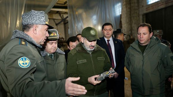 Премьер-министр Никол Пашинян, министр обороны Давид Тоноян и начальник Генштаба ВС Артак Давтян во время посещения воинской части (27 декабря 2019). - Sputnik Армения