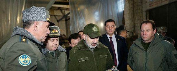 Премьер-министр Никол Пашинян, министр обороны Давид Тоноян и начальник Генштаба ВС Артак Давтян во время посещения воинской части (27 декабря 2019). - Sputnik Армения