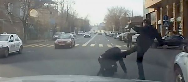 Водитель джипа избивает пожилого таксиста (27 декабря 2019). Еревaн - Sputnik Արմենիա