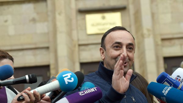 Председатель Конституционного суда Грайр Товмасян после допроса встретился с журналистами (27 декабря 2019). Еревaн Председатель Конституционного суда Грайр Товмасян после допроса встретился с журналистами (27 декабря 2019). Еревaн - Sputnik Армения