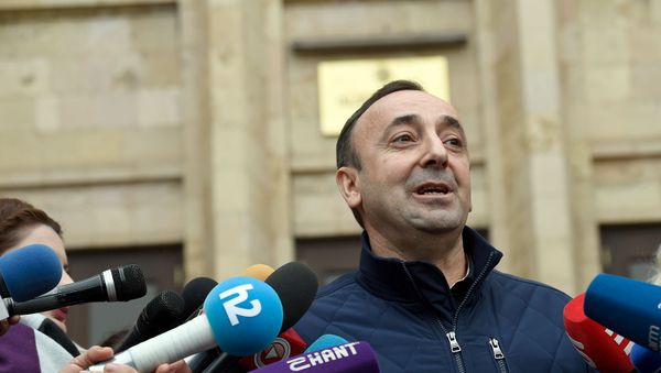Председатель Конституционного суда Грайр Товмасян после допроса встретился с журналистами (27 декабря 2019). Еревaн Председатель Конституционного суда Грайр Товмасян после допроса встретился с журналистами (27 декабря 2019). Еревaн - Sputnik Армения
