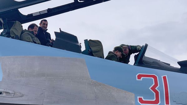 Премьер-министр Никол Пашинян и министр обороны Давид Тоноян в кабине новейшего СУ 30СМ (27 декабря 2019). - Sputnik Արմենիա