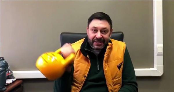 Исполнительный директор МИА Россия сегодня Кирилл Вышинский во время флешмоба в поддержку Sputnik Эстония Исполнительный директор МИА Россия сегодня Кирилл Вышинский во время флешмоба в поддержку Sputnik Эстония - Sputnik Армения