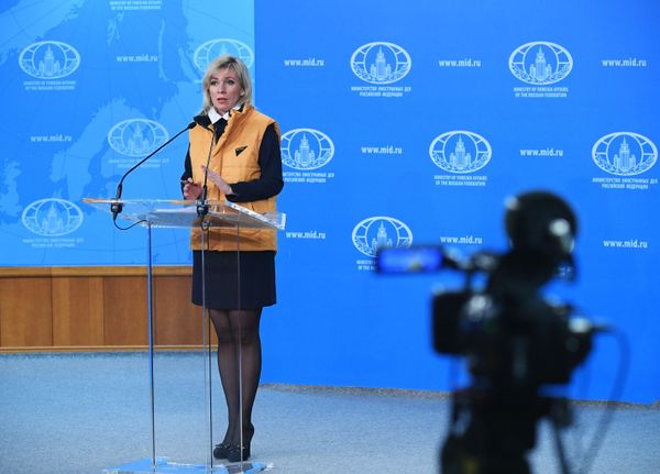 Официальный представитель министерства иностранных дел России Мария Захарова во время брифинга в Москве Официальный представитель министерства иностранных дел России Мария Захарова во время брифинга в Москве - Sputnik Армения