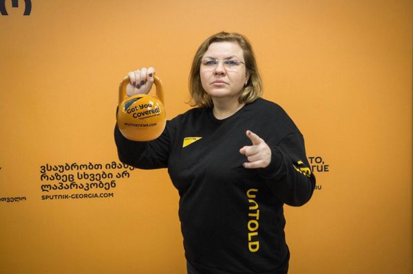 Директор агентства Sputnik Грузия во время флешмоба в поддержку Sputnik Эстония Оксана Воинцева Директор агентства Sputnik Грузия во время флешмоба в поддержку Sputnik Эстония Оксана Воинцева - Sputnik Армения