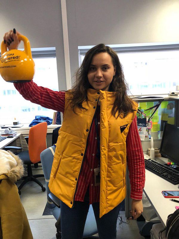 Сотрудница дирекции Sputnik Ближнее зарубежье во время флешмоба в поддержку Sputnik Эстония Сотрудница дирекции Sputnik Ближнее зарубежье во время флешмоба в поддержку Sputnik Эстония - Sputnik Армения