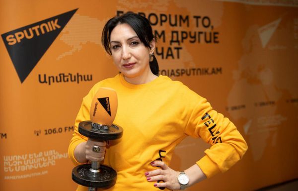 Главный редактор Sputnik Армения Наира Мелкумян во время флешмоба в поддержку Sputnik Эстония Главный редактор Sputnik Армения Наира Мелкумян во время флешмоба в поддержку Sputnik Эстония - Sputnik Армения