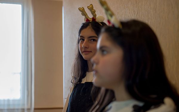 Дочки Отца Ншана Наре и Нане Саркисян (в фокусе Нане) - Sputnik Армения