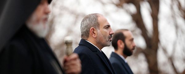 Премьер-министр Никол Пашинян, Католикос Гарегин Второй, спикер парламента Арарат Мирзоян посетили военный пантеон Ераблур (28 декабря 2019). Еревaн - Sputnik Армения