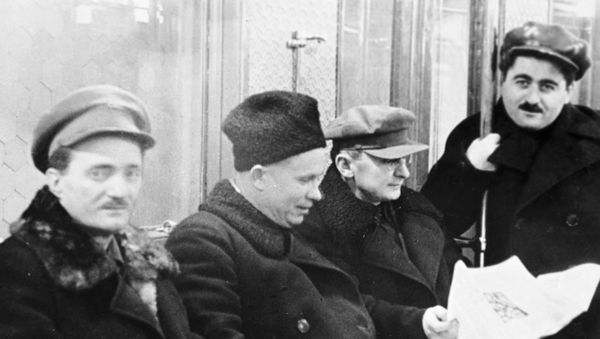 1-й секретарь Московского горкома и обкома ВКП(б) Никита Хрущев (второй слева), член ЦИК СССР Лаврентий Берия (второй справа) и 1-й секретарь ЦК КП (б) Армянской ССР Агаси Ханджян (справа) в вагоне метрополитена (1935 год). Москвa - Sputnik Արմենիա