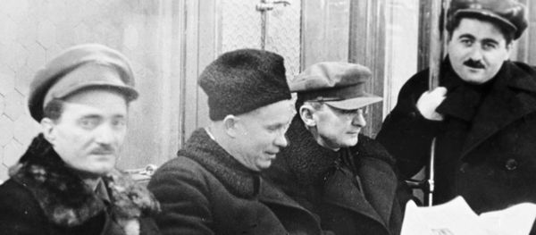 1-й секретарь Московского горкома и обкома ВКП(б) Никита Хрущев (второй слева), член ЦИК СССР Лаврентий Берия (второй справа) и 1-й секретарь ЦК КП (б) Армянской ССР Агаси Ханджян (справа) в вагоне метрополитена (1935 год). Москвa - Sputnik Արմենիա
