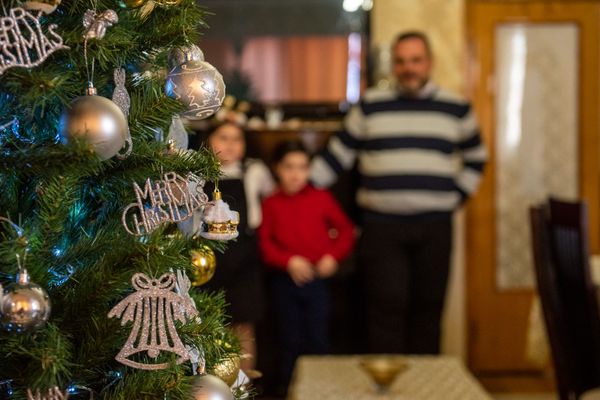 Тысячи оттенков счастья: как готовятся к Новому году в семье армянского священника - Sputnik Армения