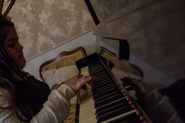 Тысячи оттенков счастья: как готовятся к Новому году в семье армянского священника - Sputnik Армения