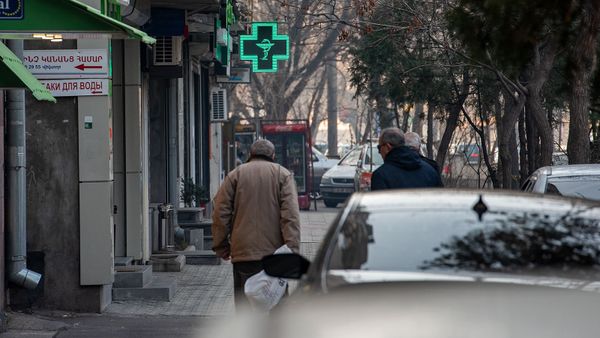 Դեղատան կողքով անցնող տղամարդիկ - Sputnik Արմենիա