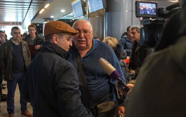 Пассажиры юбилейного рейса Ереван - Москва в аэропорту Звартноц (30 декабря 2019). Ереван Пассажиры юбилейного рейса Ереван - Москва в аэропорту Звартноц (30 декабря 2019). Ереван - Sputnik Армения