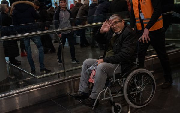 Пассажир юбилейного рейса Ереван - Москва в аэропорту Звартноц (30 декабря 2019). Ереван Пассажир юбилейного рейса Ереван - Москва в аэропорту Звартноц (30 декабря 2019). Ереван - Sputnik Армения