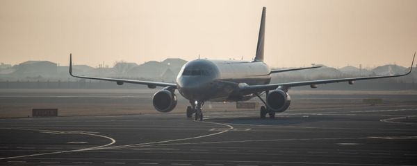 Самолет юбилейного рейса Ереван - Москва приземляется в аэропорту Звартноц (30 декабря 2019). Ереван - Sputnik Армения