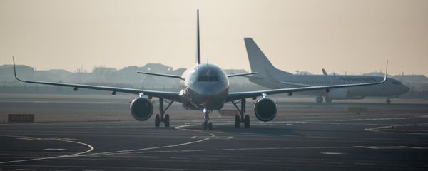 Самолет юбилейного рейса Ереван - Москва приземляется в аэропорту Звартноц (30 декабря 2019). Ереван Самолет юбилейного рейса Ереван - Москва приземляется в аэропорту Звартноц (30 декабря 2019). Ереван - Sputnik Армения