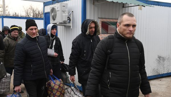 Пленные, возвращенные украинской стороной на КПП на окраине города Горловка в Донецкой области. - Sputnik Արմենիա