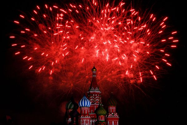 Салют на торжественной церемонии открытия XII Международного военно-музыкального фестиваля Спасская башня на Красной площади в Москве Салют на торжественной церемонии открытия XII Международного военно-музыкального фестиваля Спасская башня на Красной площади в Москве - Sputnik Армения