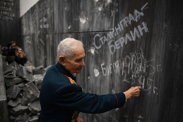 Ветеран Великой Отечественной войны Ростислав Дмитриевич Битянов наносит надпись на стену Рейхстага в историко-художественной панораме Битва за Берлин Ветеран Великой Отечественной войны Ростислав Дмитриевич Битянов наносит надпись на стену Рейхстага в историко-художественной панораме Битва за Берлин - Sputnik Армения