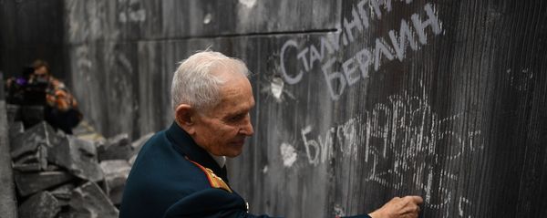 Ветеран Великой Отечественной войны Ростислав Дмитриевич Битянов наносит надпись на стену Рейхстага в историко-художественной панораме Битва за Берлин Ветеран Великой Отечественной войны Ростислав Дмитриевич Битянов наносит надпись на стену Рейхстага в историко-художественной панораме Битва за Берлин - Sputnik Армения