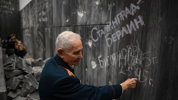 Ветеран Великой Отечественной войны Ростислав Дмитриевич Битянов наносит надпись на стену Рейхстага в историко-художественной панораме Битва за Берлин - Sputnik Армения