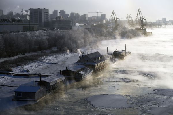 Пришвартованные баржи и кафе на реке Обь в Новосибирске Пришвартованные баржи и кафе на реке Обь в Новосибирске - Sputnik Армения
