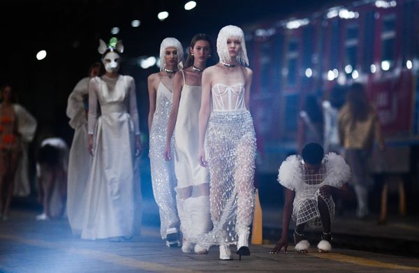 Модели во время показа ALEXANDER ARUTYUNOV на Mercedes-Benz Fashion Week Russia в Москве Модели во время показа ALEXANDER ARUTYUNOV на Mercedes-Benz Fashion Week Russia в Москве - Sputnik Армения