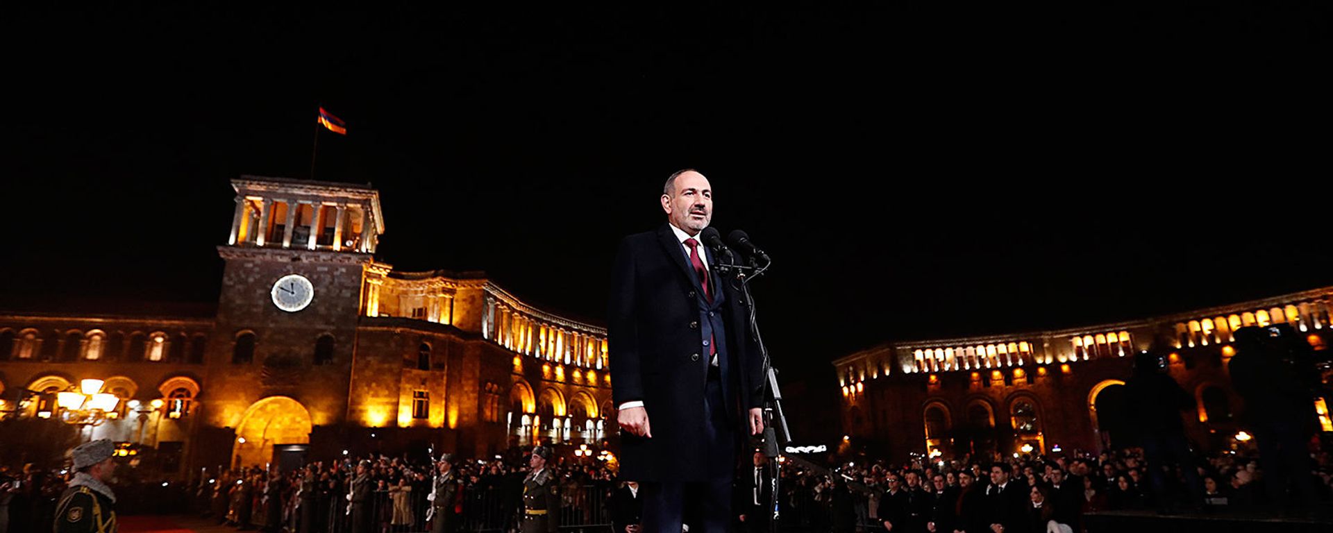 Новогоднее поздравление премьер-министра Армении Никола Пашиняна на площади Республики (31 декабря 2019). Еревaн Новогоднее поздравление премьер-министра Армении Никола Пашиняна на площади Республики (31 декабря 2019). Еревaн - Sputnik Армения, 1920, 12.06.2021